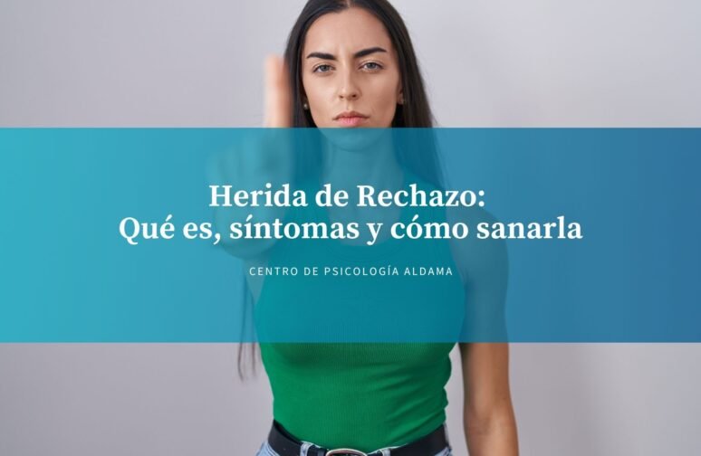 Persona sola con expresión melancólica reflejando el impacto emocional de la herida de rechazo